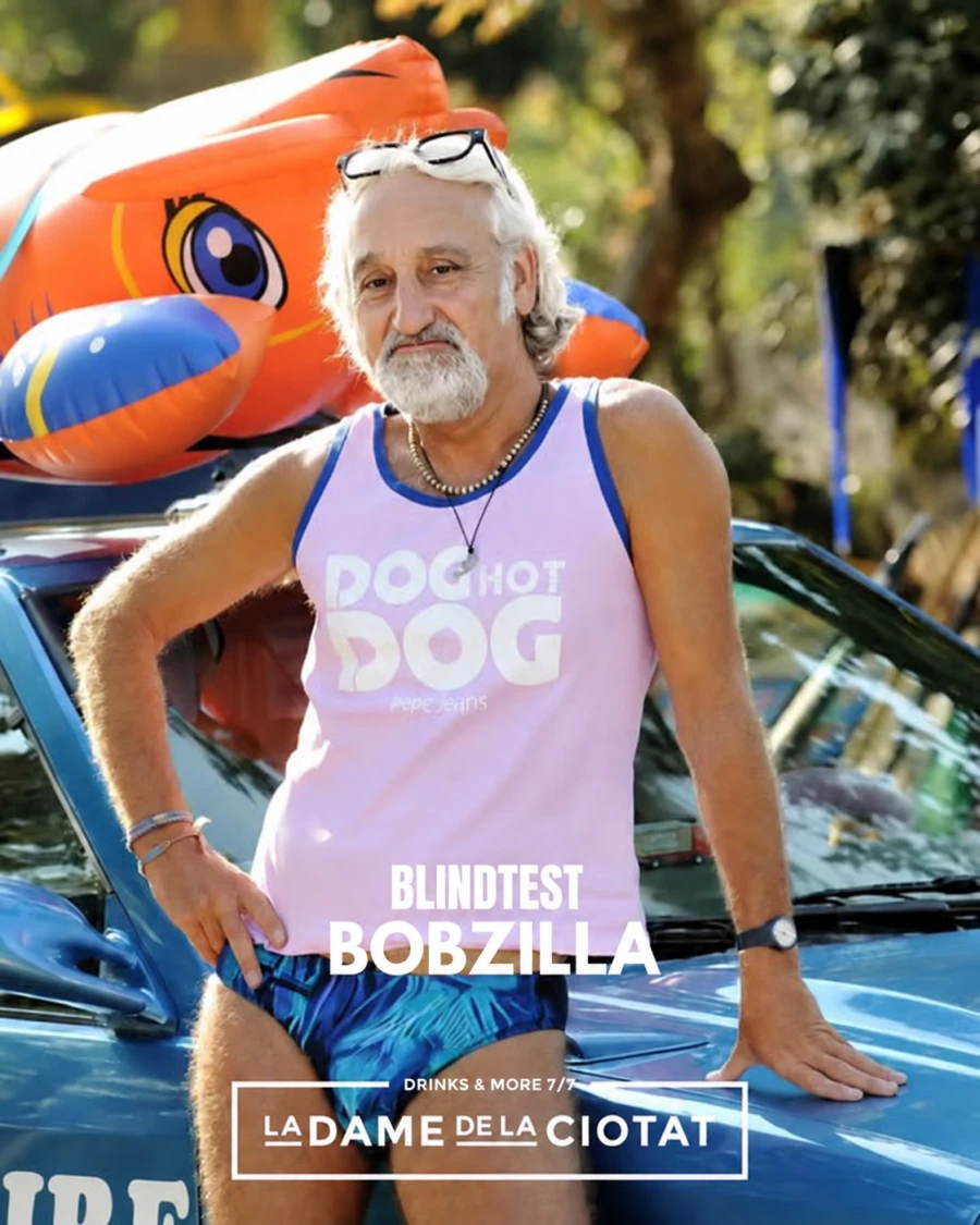 Affiche Blindtest Bobzilla, en débardeur rose avec une bouée perroquet, sans date