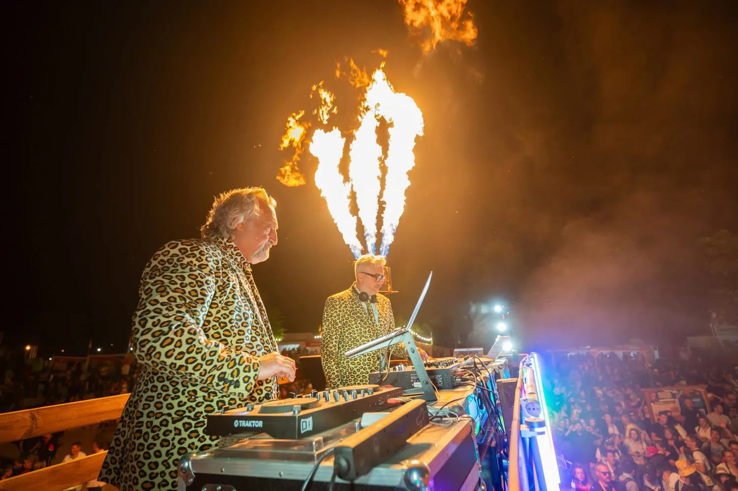 Clash of Vieux en plein show avec des flammes